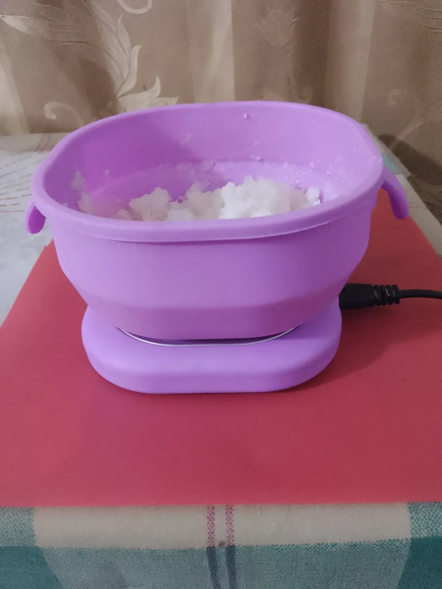 Foto real de clienta con olla eléctrica plegable para cera