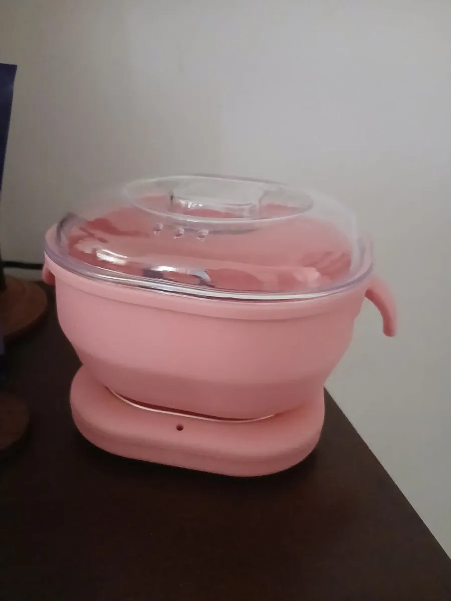 Foto real de clienta con olla eléctrica plegable para cera