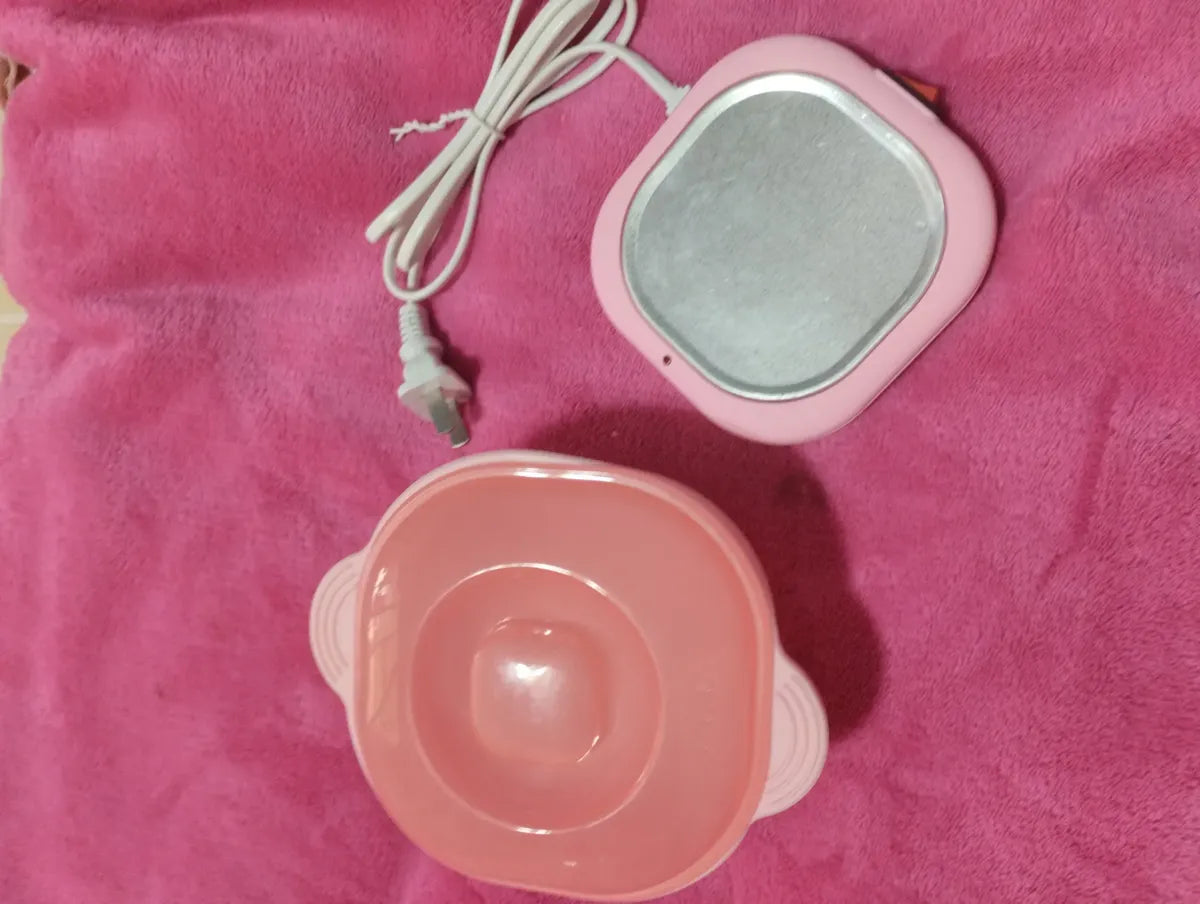 Foto real de clienta con olla eléctrica plegable para cera