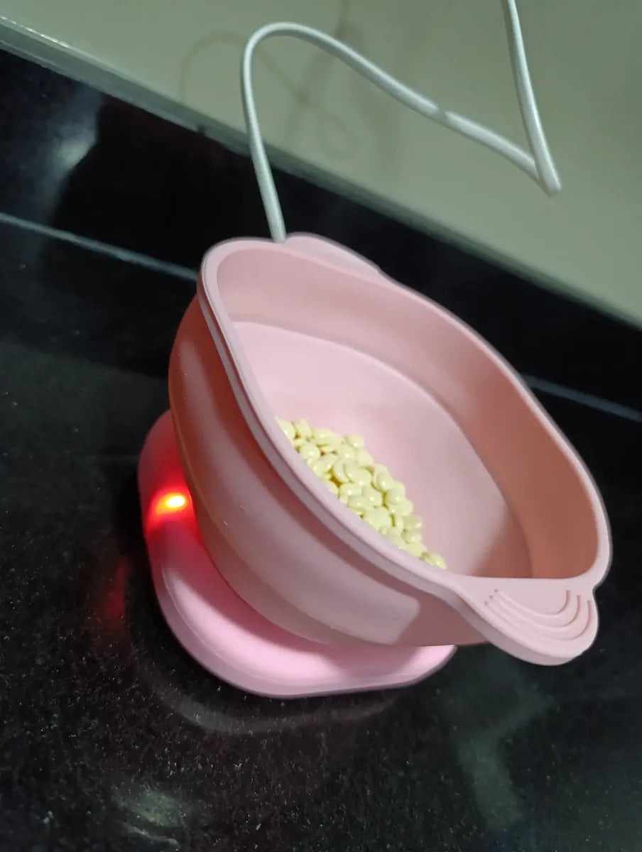 Foto real de clienta con olla eléctrica plegable para cera