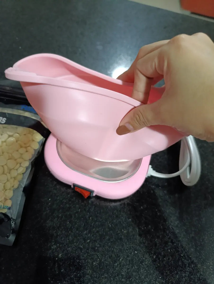 Foto real de clienta con olla eléctrica plegable para cera