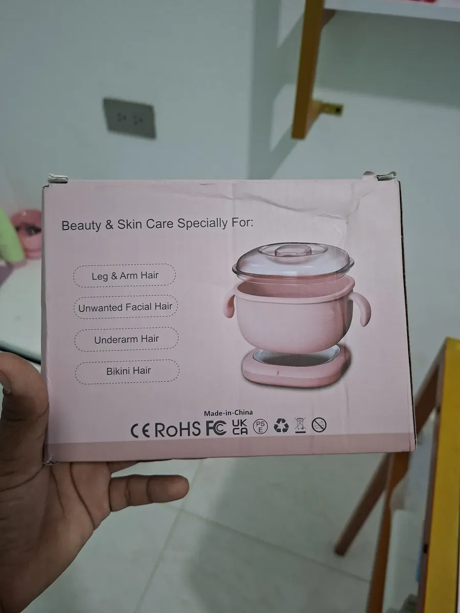 Foto real de clienta con olla eléctrica plegable para cera