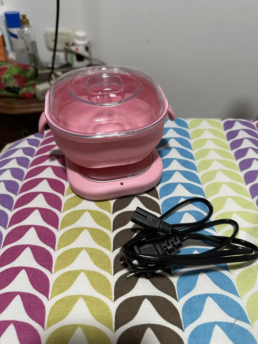 Foto real de clienta con olla eléctrica plegable para cera